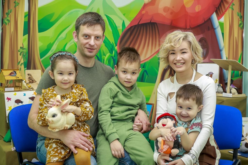 Многодетная семья с детьми. Многодетная семья. Приёмные семьи в хмао. Многодетная семья человечки. Творческая многодетная семья фото.