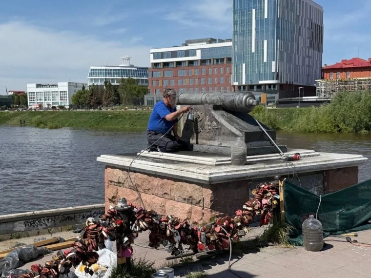 В Омске началась реставрация пушки у Речного вокзала