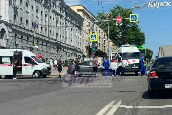 В Курске скорая помощь попала в ДТП на Красной площади