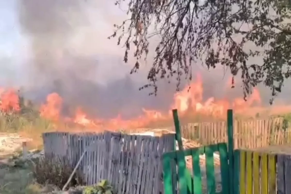 В середине сентября огонь несколько раз подбирался к жилым дачам в Ставрополе.