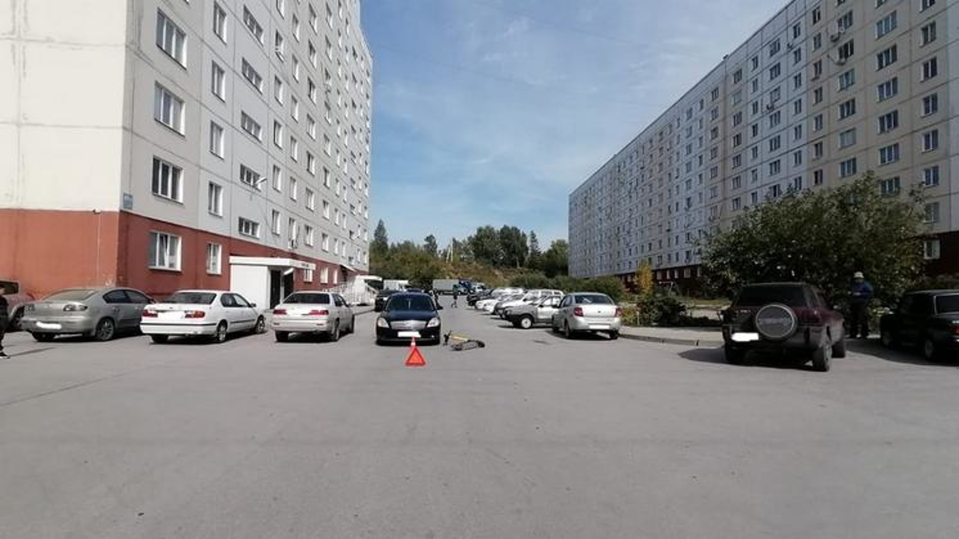 В Новосибирске автомобили задавили двух подростков на самокатах