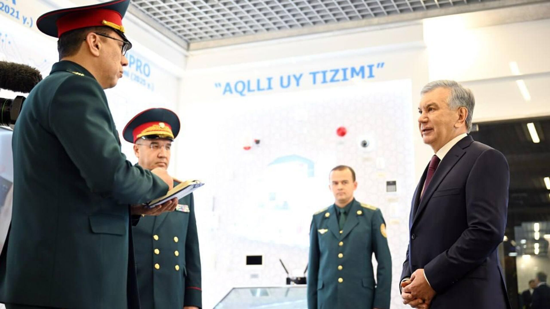 Шавкат Мирзиёев ознакомился с деятельностью службы охраны при ГУВД Ташкента - Sputnik Узбекистан, 1920, 28.01.2026