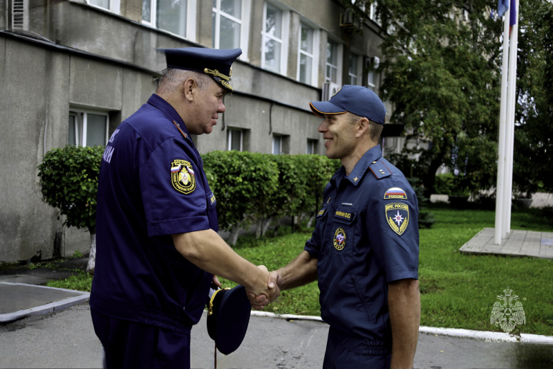 Праздник государственного символа: сотрудники МЧС России отмечают День Государственного флага Российской Федерации