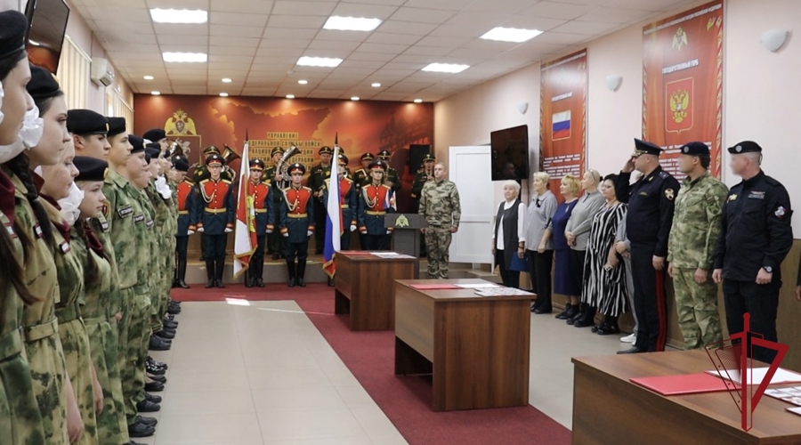Начальник Управления Росгвардии по Амурской области генерал-майор полиции Виталий Харчёв поздравил учащихся со вступлением в ряды кадетов Росгвардии