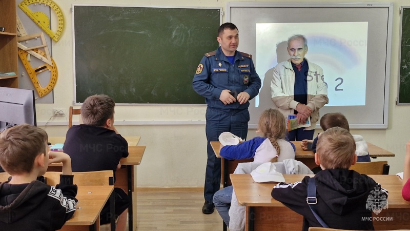 Сотрудники МЧС России посетили пункты временного размещения детей, прибывших из Белгородской области