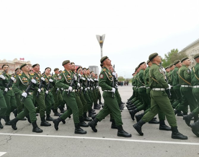 Несколько тысяч человек приняли участие в параде.