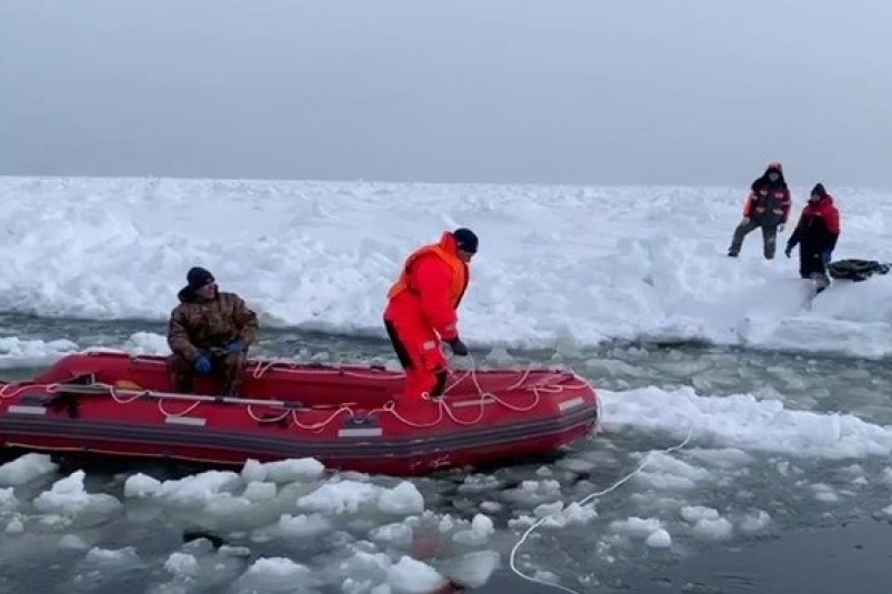 Спасение рыбаков с оторванной льдины на Сахалине скриншот видео