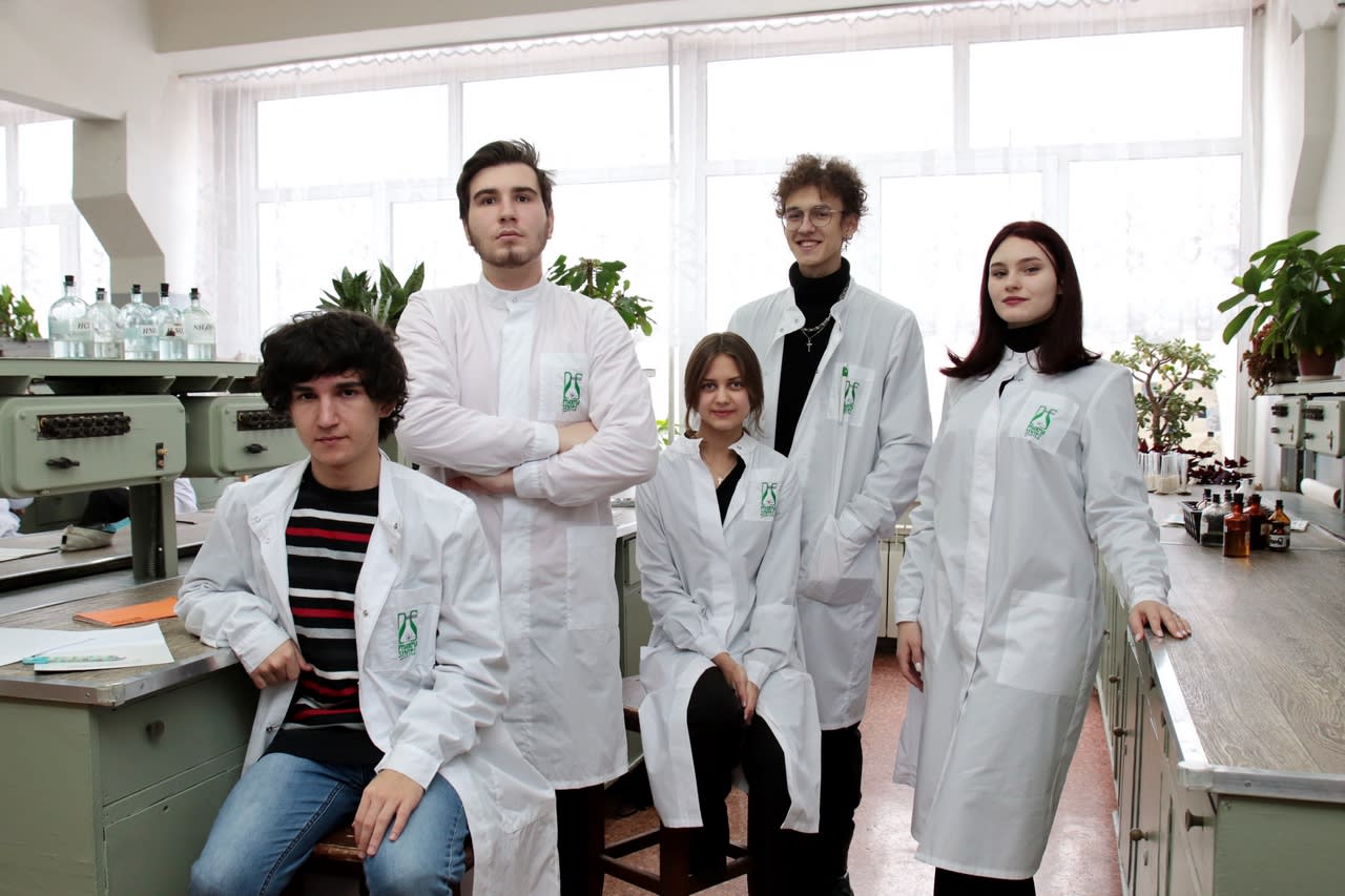 химическая лаборатория. студенты химики на практике. химики в лаборатории. курсы по химии. манчестерский университет лаборатории.