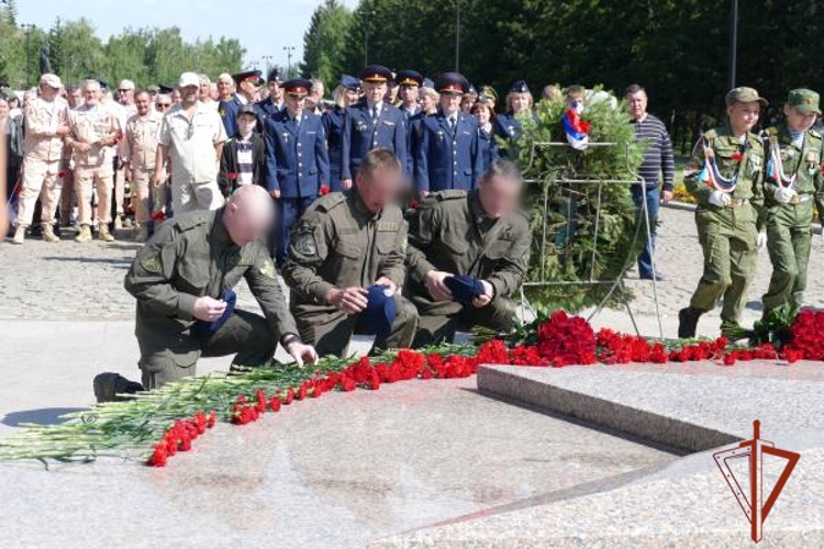 Росгвардейцы приняли участие в торжественной церемонии возложения цветов к памятным монументам в Омске