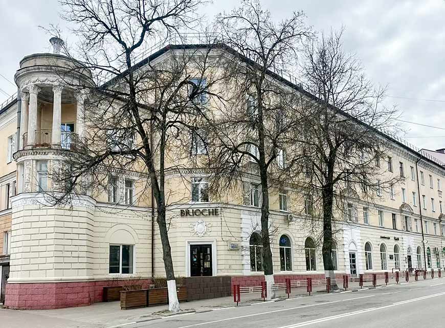 «Он шикарно живет в частном доме с прислугой, и при этом банкрот?»
