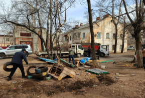 По поручению губернатора края Дмитрия Демешина двор хабаровского ветерана привели в порядок