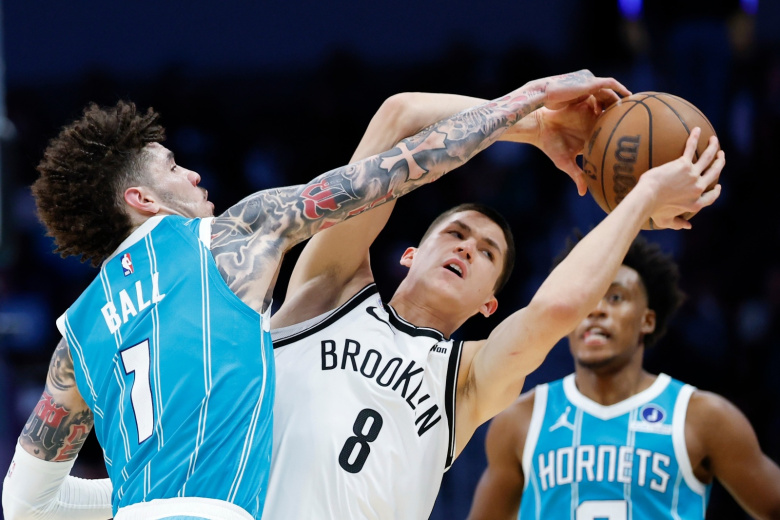 Егор Демин (в центре)