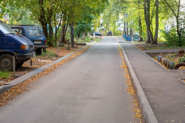 Кировские депутаты разрезали красную ленту в отремонтированном дворе