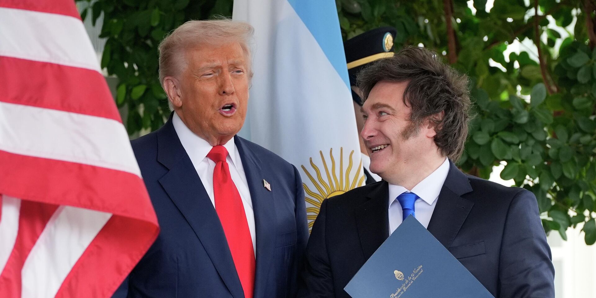 Президент США Дональд Трамп и президент Аргентины Хавьер Милей - ИноСМИ, 1920, 18.11.2025