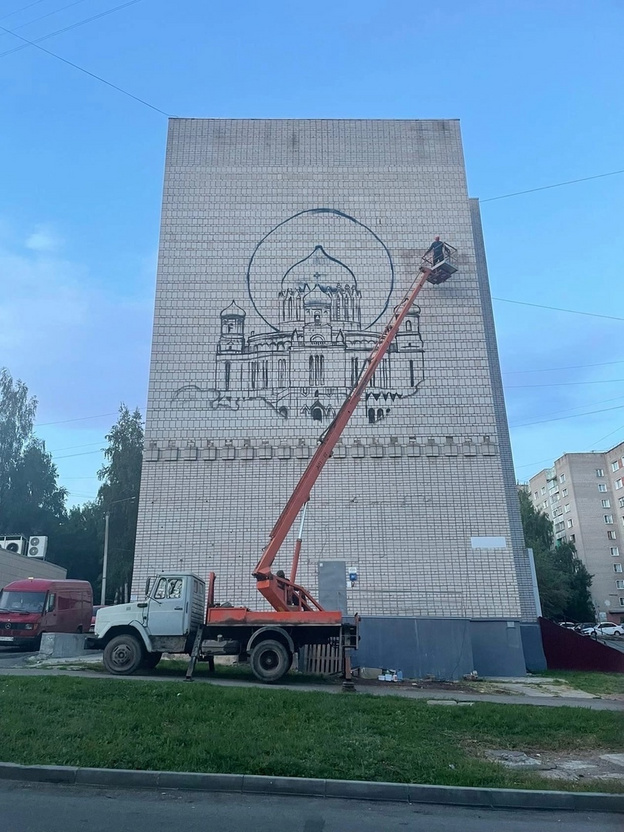 Огромное изображение которое нанесено на стену здания 5 букв