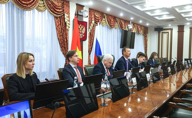 Первый заместитель Председателя Совета Федерации Андрей Яцкин и заместитель Председателя Национального собрания Социалистической Республики Вьетнам Нгуен Кхак Динь провели совместное заседание групп по межпарламентскому сотрудничеству в онлайн-формате