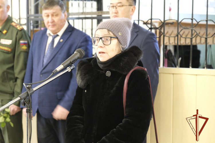 Накануне Дня защитника Отечества в Горно-Алтайске установили мемориальную доску росгвардейцу, погибшему в ходе специальной военной операции