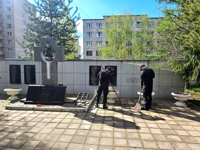 Новгородские росгвардейцы привели в порядок территорию вокруг мемориала, посвященного погибшим сотрудникам правопорядка
