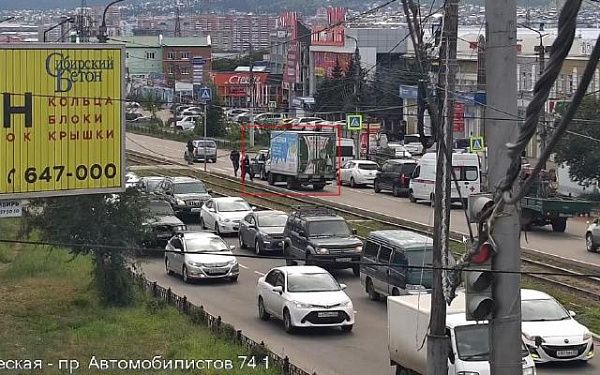 В Улан-Удэ на проспекте Автомобилистов столкнулись грузовик и легковушка