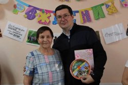 Директор департамента образования и науки Андрей Кочеров поздравил директора школы Сталинару Шляхову