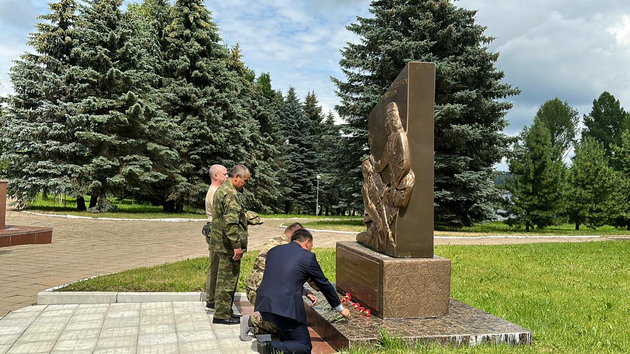 Памятник ветеранам боевых. Памятник ветеранам боевых действий. Памятник ветеранам боевых действий Иваново. День ветеранов боевых действий памятник. Памятники цветам.