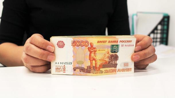 В Омске 18-летний курьер забрал у пенсионерки 2 миллиона рублей