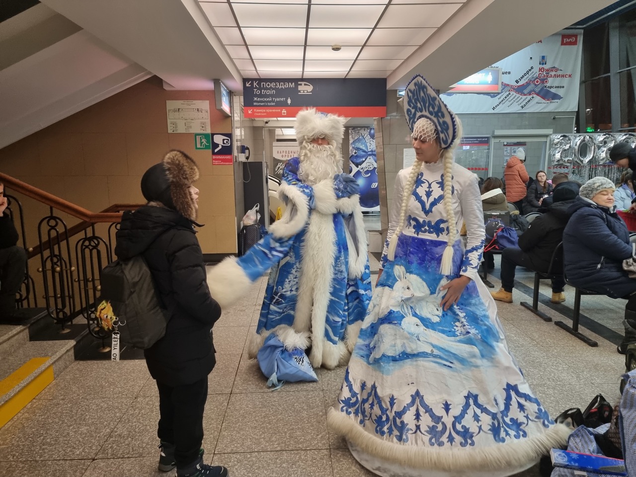 9 декабря встретили снегурочку в пуще