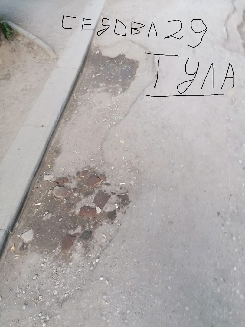 Яма возле подъезда. Ободранный подъезд. Жигули около подъезда. Бабушки возле подъезда.