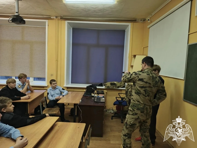 В Иванове росгвардейцы провели урок по огневой подготовке для школьников
