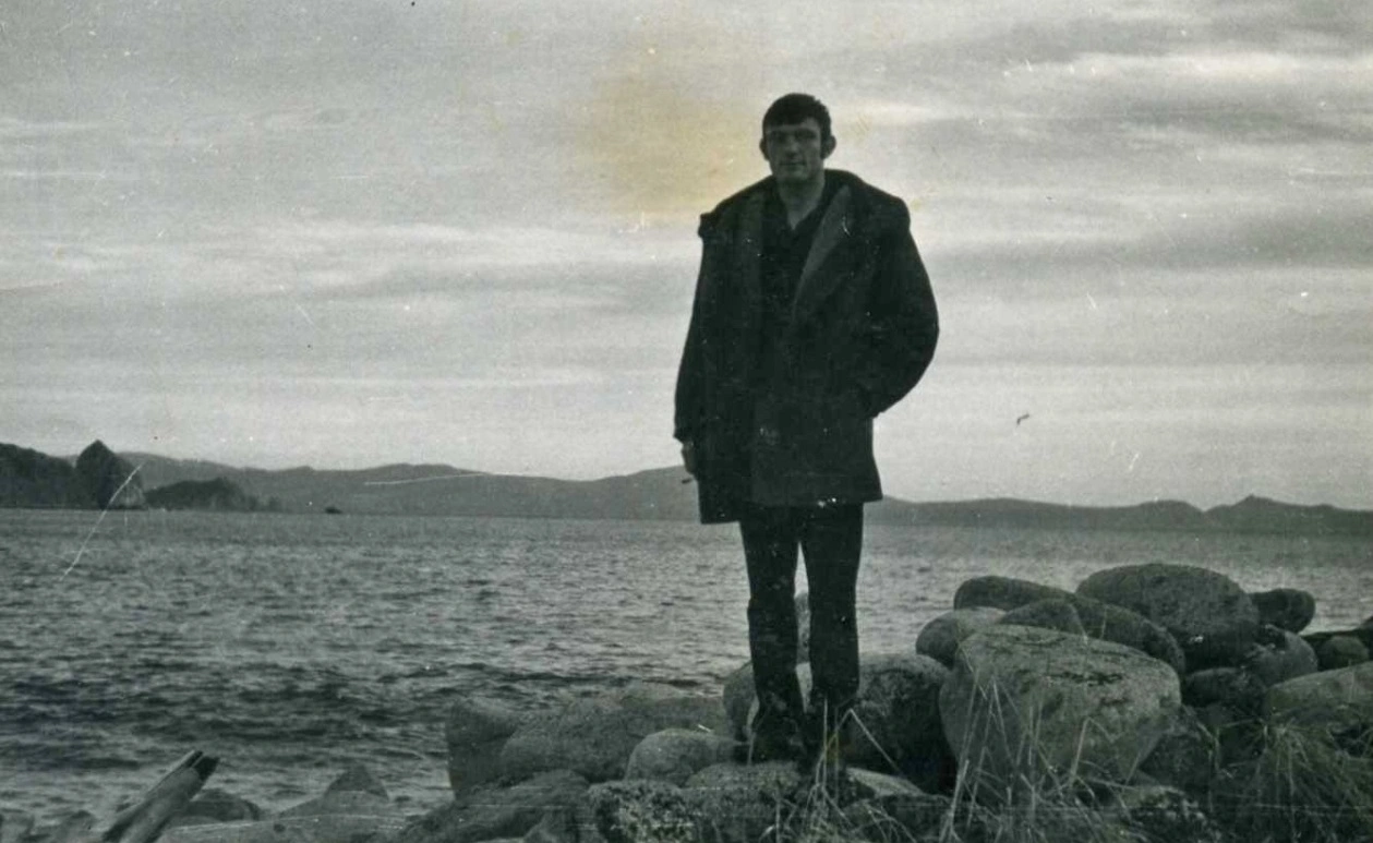 Остров Недоразумения, посёлок Рыбачий. Водитель единственного грузовика посёлка — Анатолий