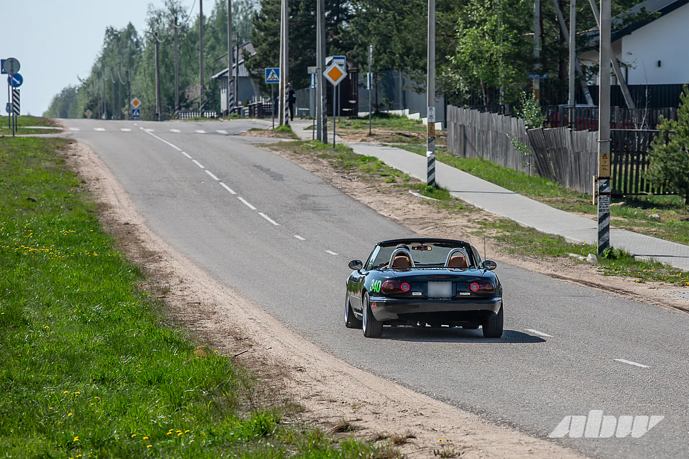 Была бита, дважды горела, но побеждает в гонках: история редкой Mazda Miata из США