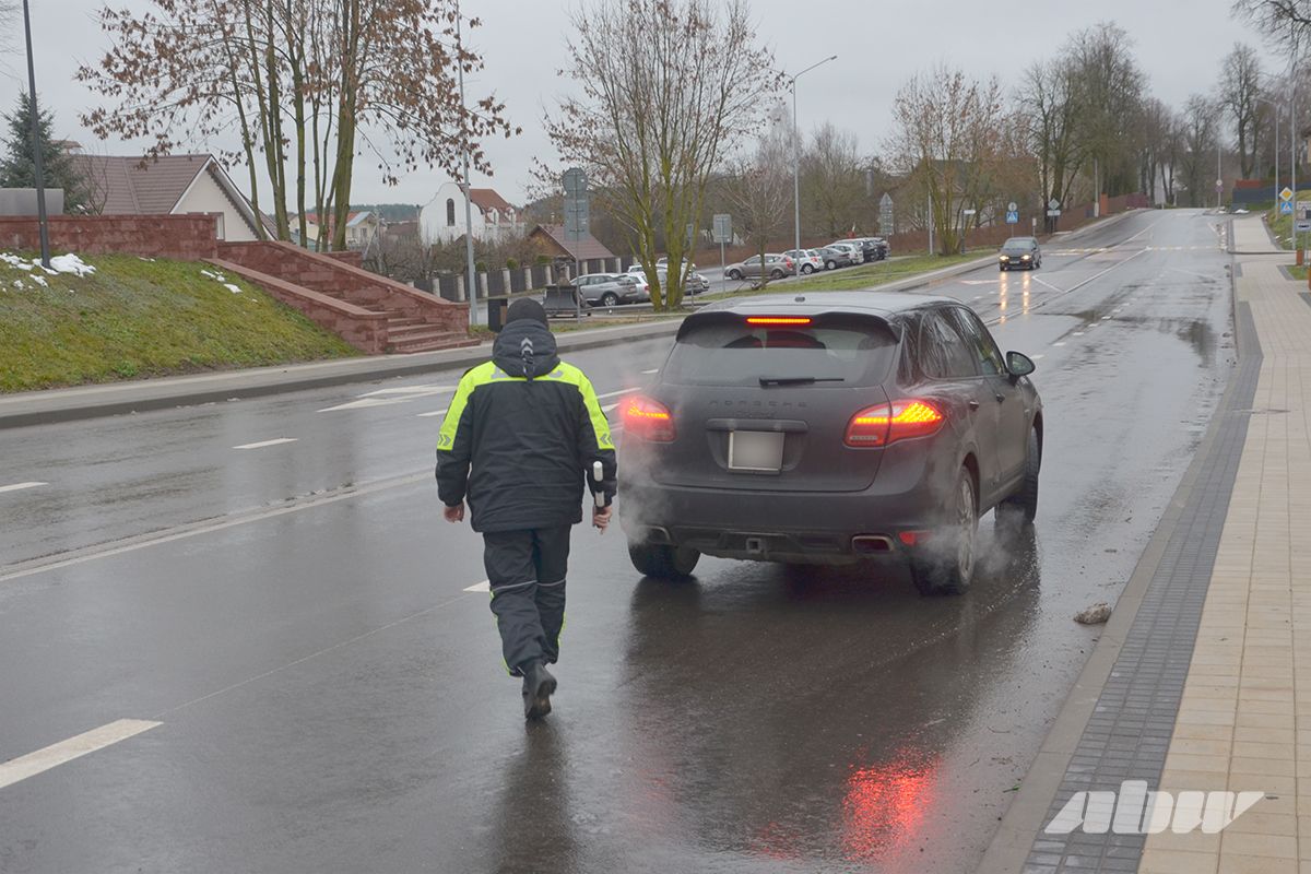 «За сегодня остановили двоих на «лете» – оба повторно»: съездили в рейд по шинам с ГАИ