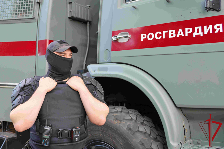 Сотрудники и военнослужащие Росгвардии приняли участие в обеспечении правопорядка во время футбольного матча РПЛ