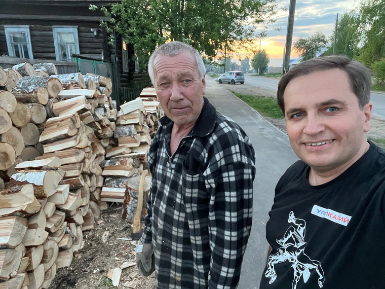 Евгений Самоуков (справа) помогает соседям