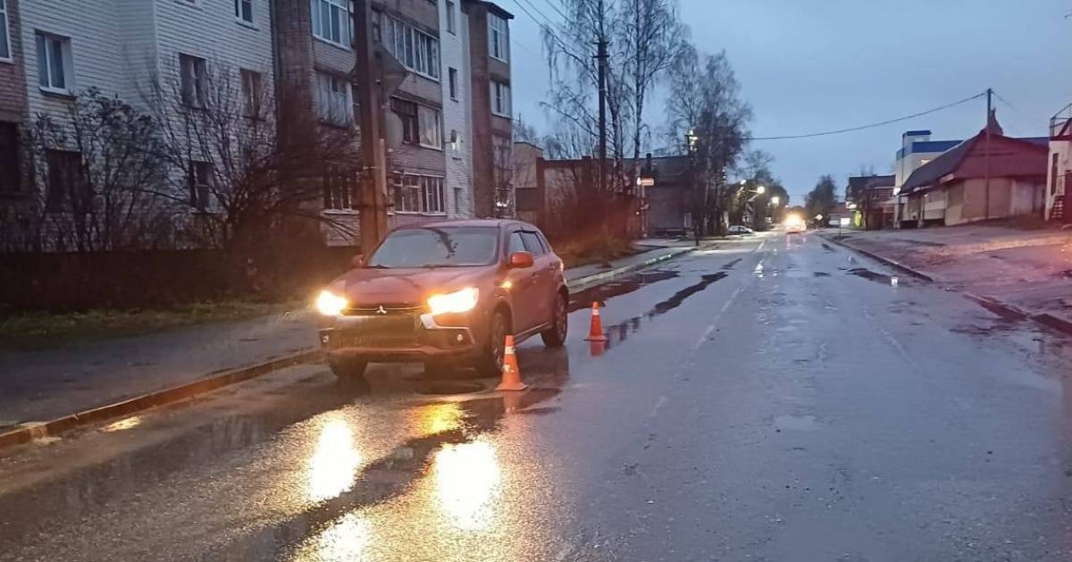 Пешеход с закрытой черепно-мозговой травмой, сотрясением головного мозга доставлена бригадой скорой медицинской помощи в Боровичскую ЦРБ.