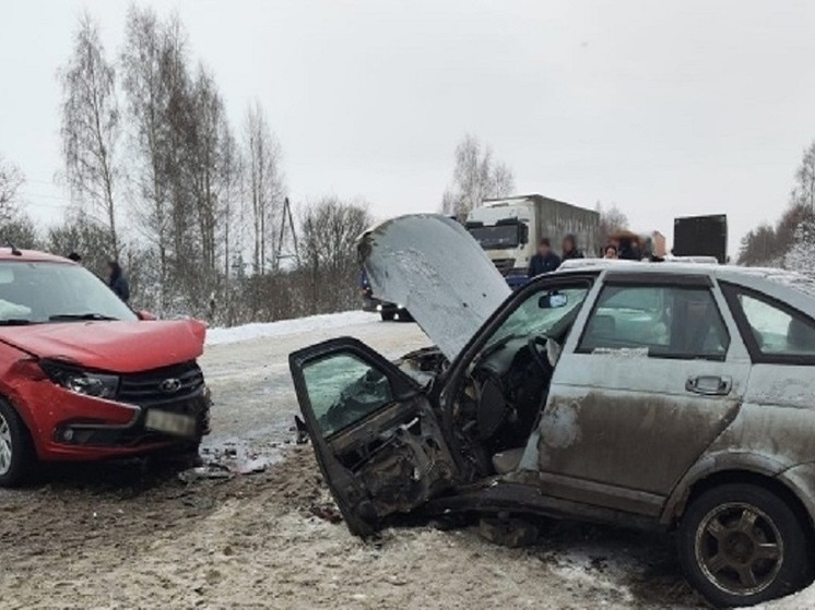 В лобовом ДТП в Ивановской области ранен водитель «Приоры»