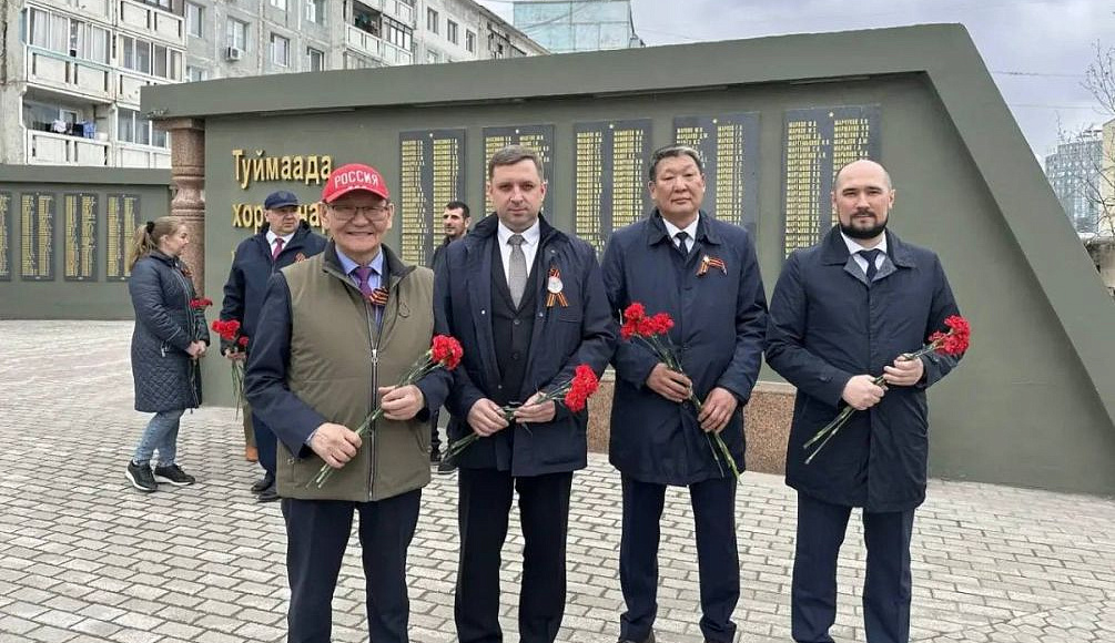 Юридическое сообщество Якутии возложило цветы к мемориалу участникам Великой Отечественной войны в г. Якутске.