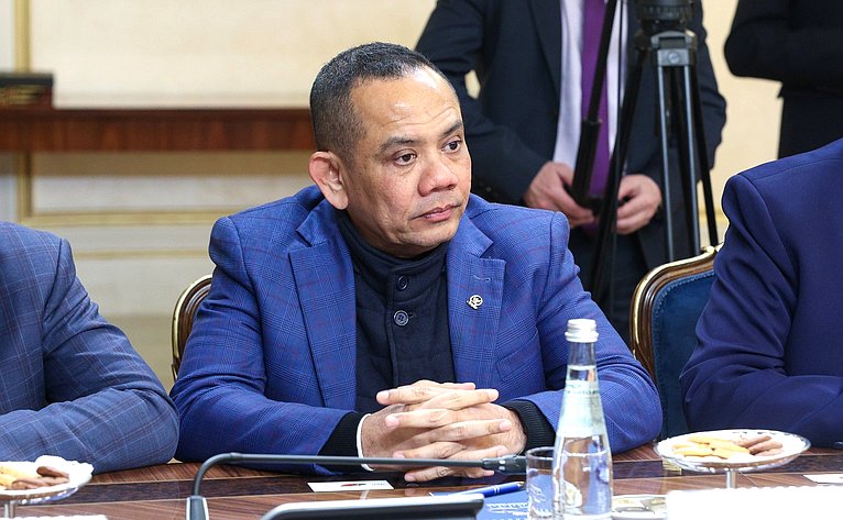 Валентина Матвиенко провела встречу с Председателем Совета представителей регионов Республики Индонезии Султаном Бактиаром Наджамундином