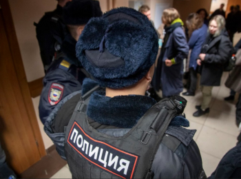 Ориентировки на журналиста Караулова* развесили у дверей московских райотделов полиции