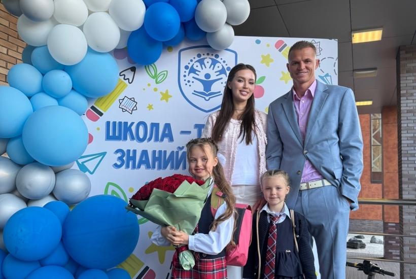 Футболист Дмитрий Тарасов с женой и детьми
