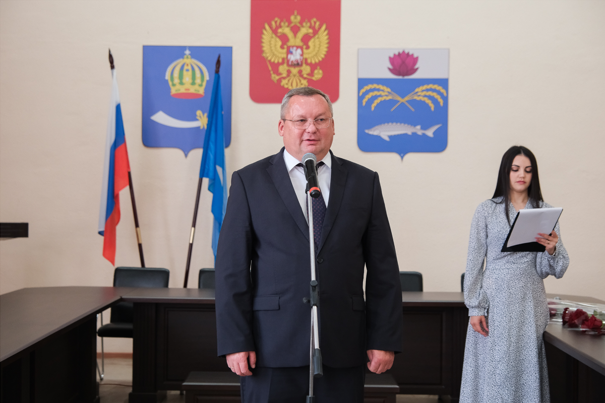 Спикер Думы Астраханской области Игорь Мартынов вручил награды жителям Камызякского района