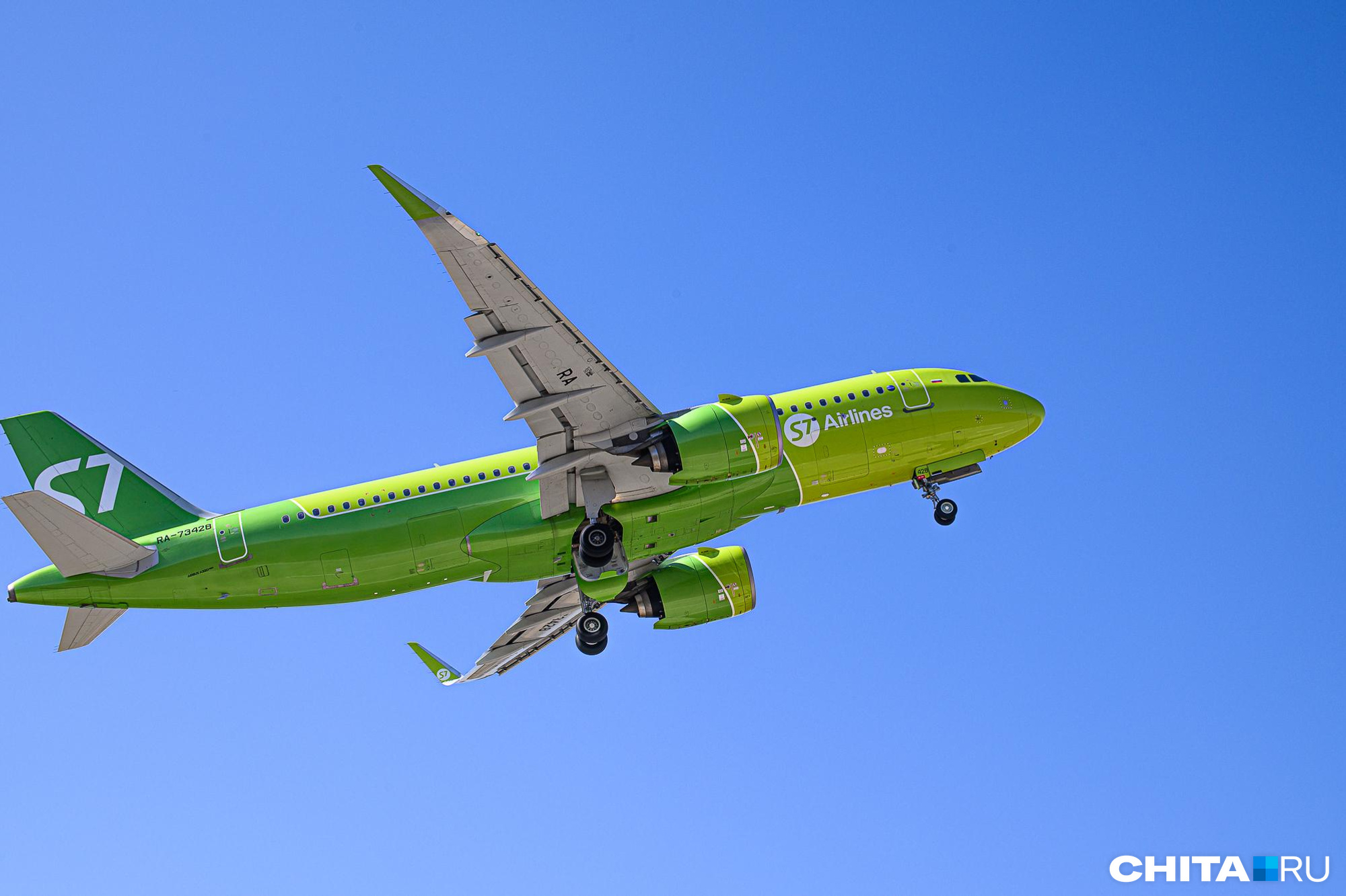 рейсы s7 из новосибирска. ависейл новосибирск дубай. новосибирск дубай s7. авиакомпания s7 в кызыле. самолет s7 в небе.