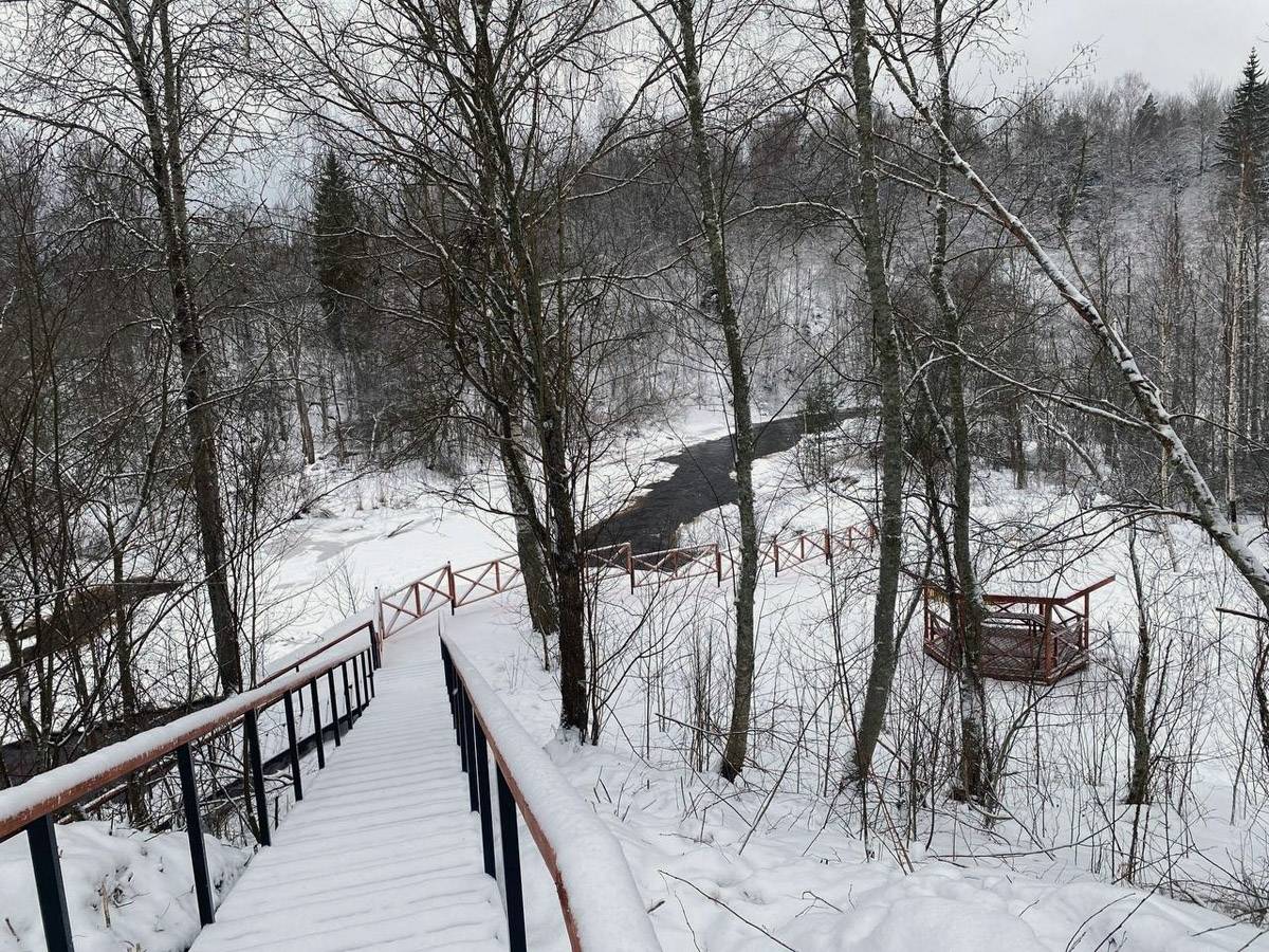 На территории водопада теперь есть лестница.