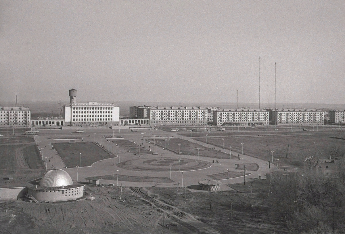 Горсовет, 1965 год. Видна застройка новых домов, а за ними (да и перед) — пустота