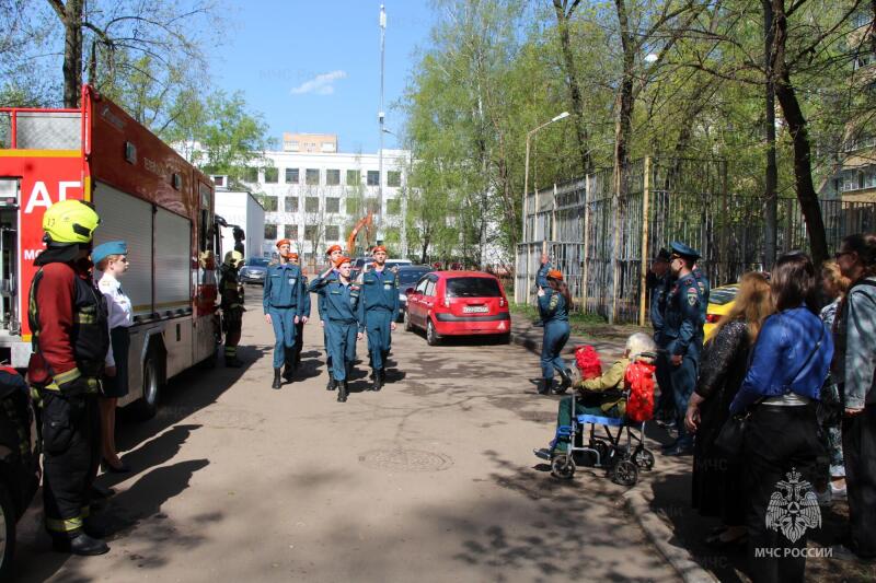 Забота и уважение: сотрудники МЧС России навещают ветеранов войны