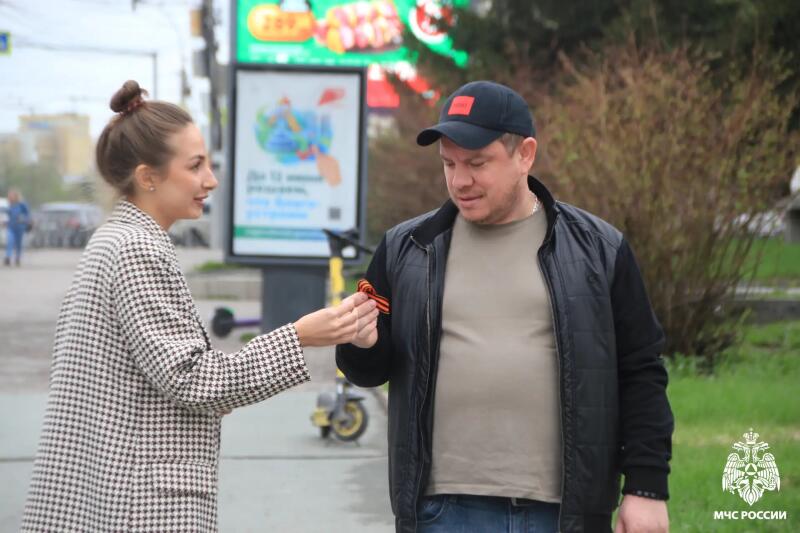 Слово и дело в преддверии 9 Мая: поэтический марафон в библиотеке и патриотические акции МЧС России
