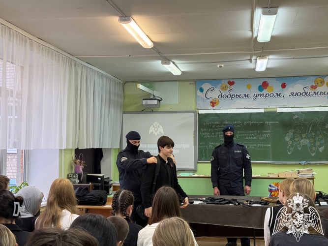Учащиеся старшего звена ивановской школы № 18 узнали об особенностях службы в Росгвардии
