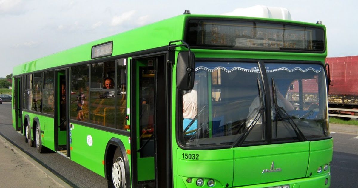 Пригородные автобусы минск. Зеленый автобус. Городской автобус. Городской зеленый автобус. Бело зеленый автобус.