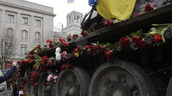 Русский танк в Европе: Голландцы по примеру немцев понесли к подбитой машине цветы