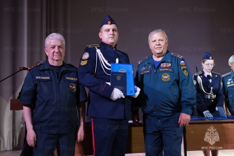 Сотрудники регионального МЧС вручили выпускникам дипломы об образовании